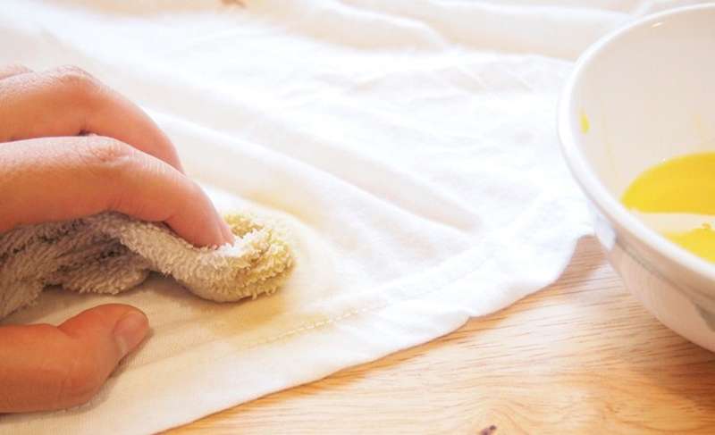 Bạn nên xử lý các vết bẩn khô, cứng đầu trước khi giặt