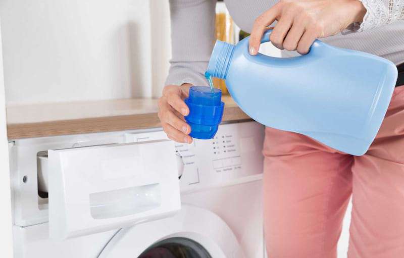 Đổ liều lượng bột giặt, nước giặt hay nước xả vải hợp lý