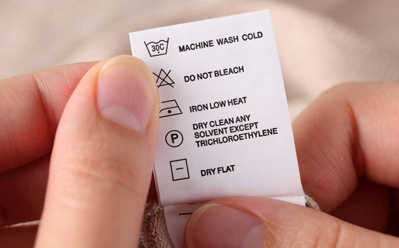 Bạn cần đọc kỹ mác hướng dẫn giặt tẩy trên áo quần