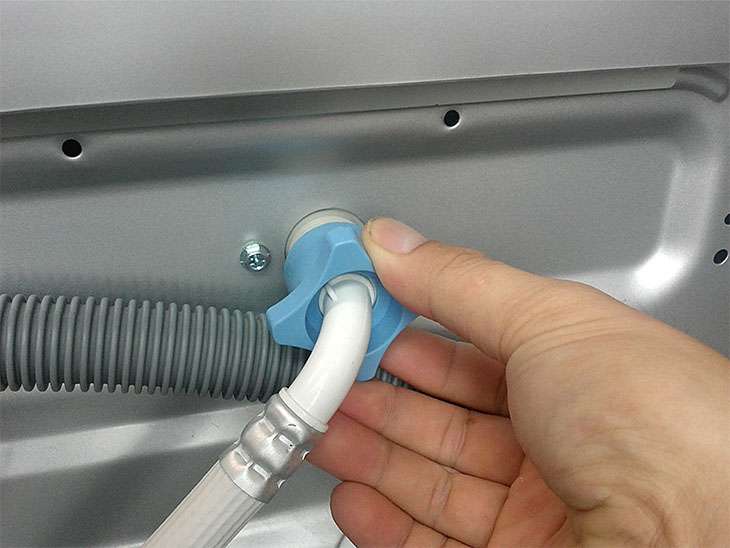 Ống dẫn nước vào máy giặt bị tắc gây tình trạng nước yếu