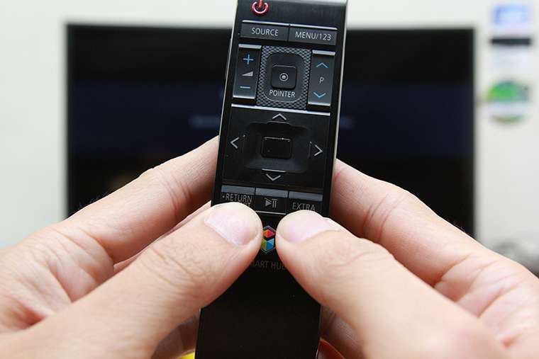 Đối với remote bluetooth Samsung 2015: hướng remote về phía tivi, giữ nút Return và Extra trong 10-15 giây, tivi báo kết nối thành công