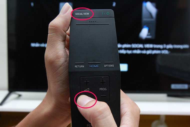 Đối với remote tivi Sony: hướng remote về phía tivi, giữ nút Vol- (giảm âm lượng) rồi nhấn nút Social View trong 3 giây, tivi báo kết nối thành công
