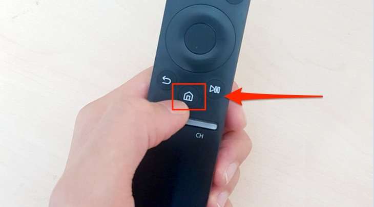 Trên điều khiển tivi, bạn nhấn nút hình ngôi nhà để đến giao diện chính của tivi.