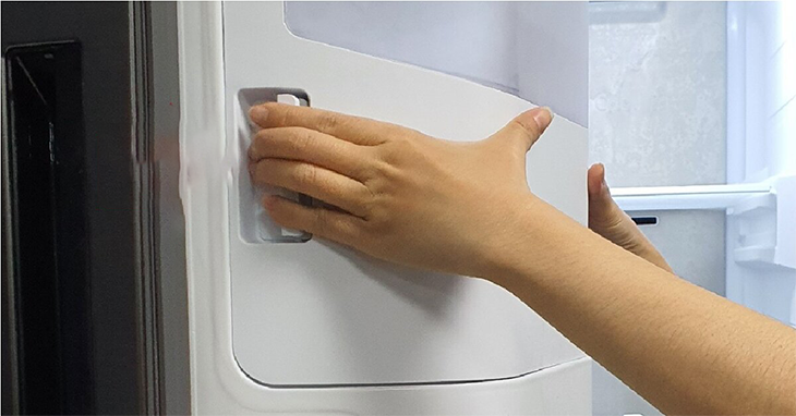 kiểm tra hộp chứa đá trên tủ lạnh Samsung Family Hub