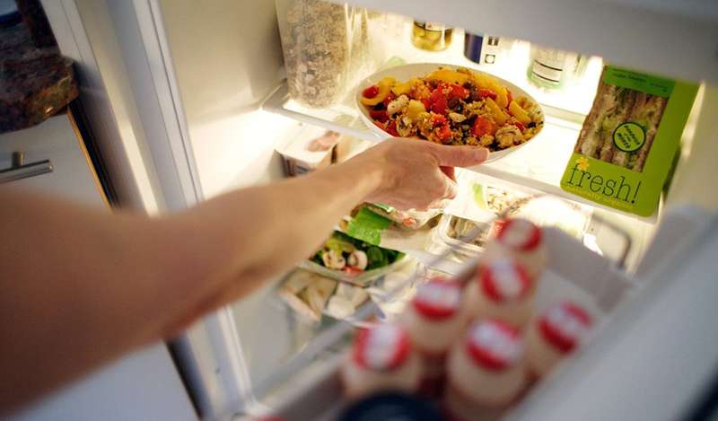 Cho thức ăn nóng vào tủ lạnh