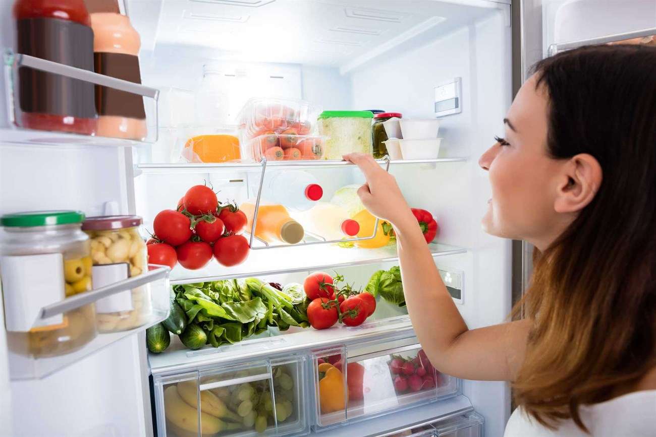 Cắm nguồn điện tủ lạnh và cho thức ăn vào tủ.