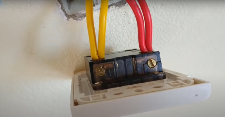  Tạo mối nối và đấu nối điện vào ổ cắm.