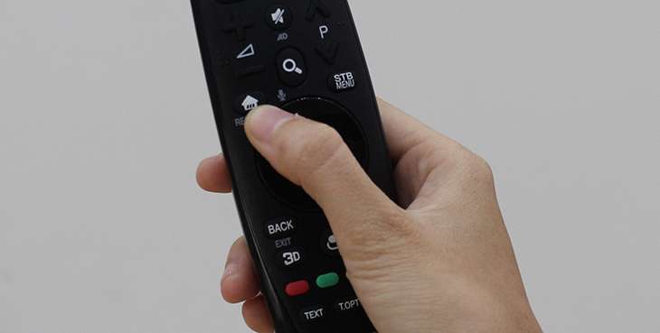 Nhấn nút HOME trên remote