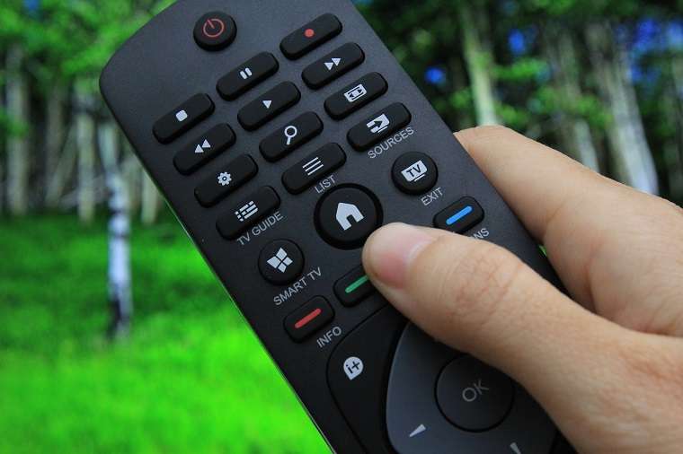 Nhấn nút có hình ngôi nhà trên remote