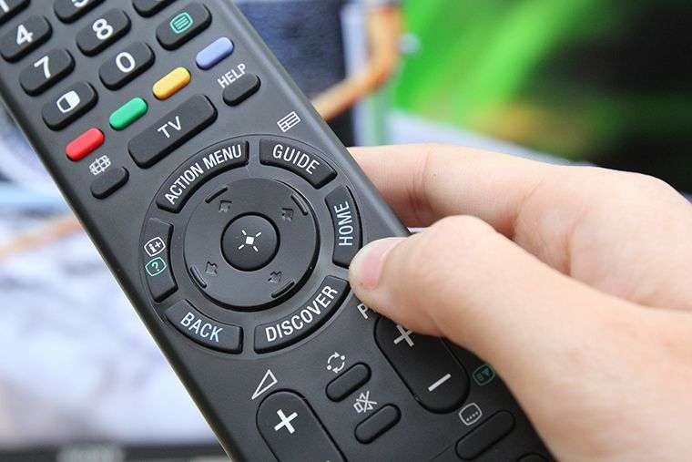 Nhấn nút Home trên remote