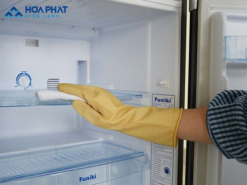 Vệ sinh tủ lạnh định kỳ giúp tủ tiết kiệm điện và tuổi thọ bền hơn
