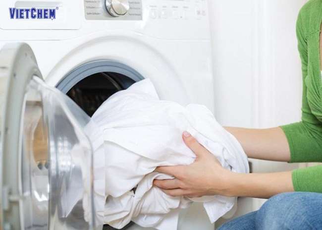 Có thể giặt áo bằng máy hoặc bằng tay - cách tẩy vết rỉ sét trên quần áo
