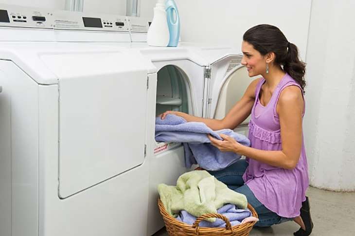Lấy quần áo ra khỏi máy giặt ngay sau khi giặt và phơi ngoài nắng để quần áo luôn thơm tho và sạch sẽ.