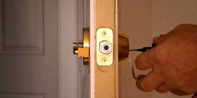 Hướng dẫn cách tháo lắp tay nắm cửa đơn giản tại nhà