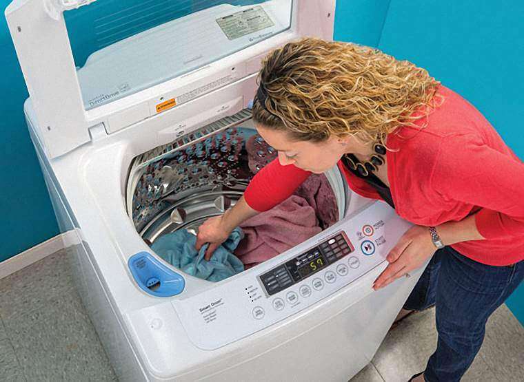 Sử dụng máy giặt Panasonic để vắt quần áo