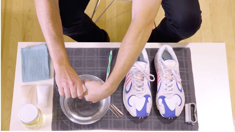 Cách làm sạch giày thể thao Adidas