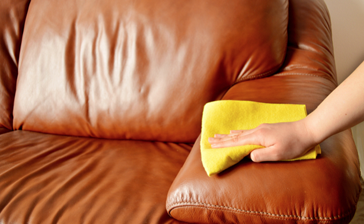 Sử dụng khăn để thấm những vết ướt tránh để sofa bị ẩm