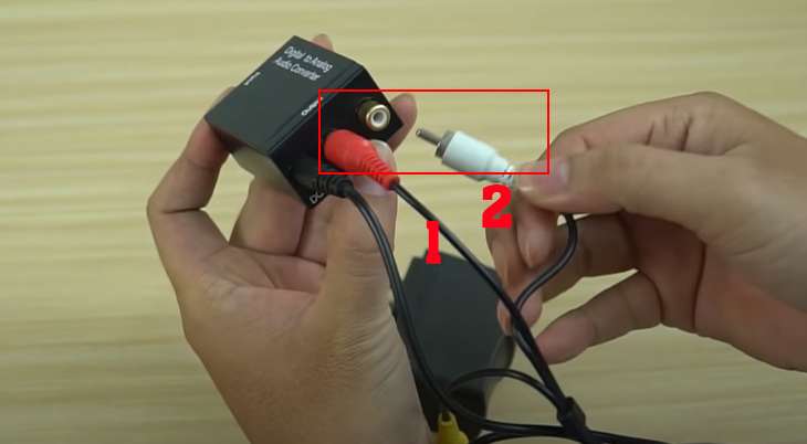 Tiếp tục kết nối dây AV trắng đỏ vào Adapter chuyển đổi