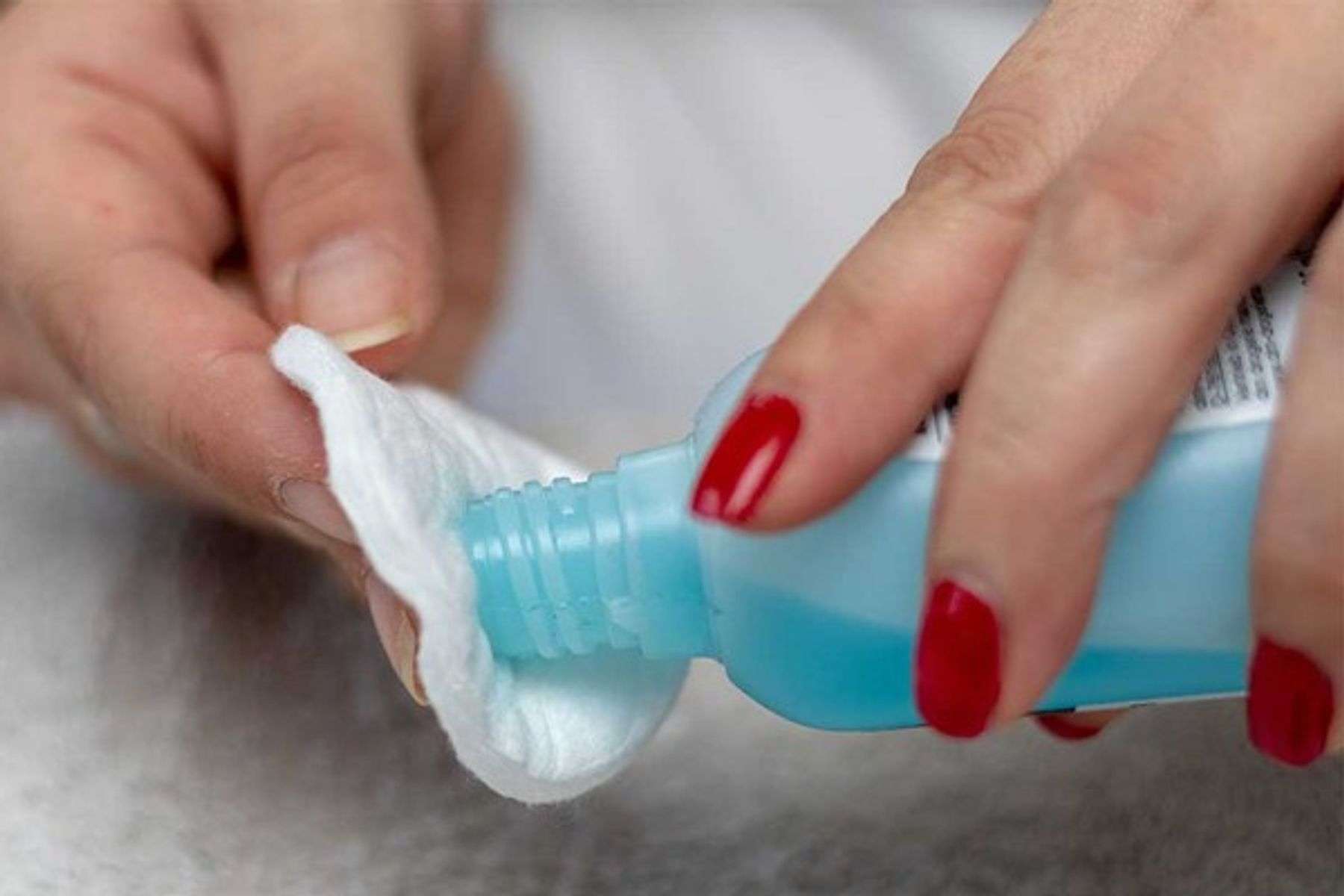 Cách vệ sinh túi da bằng cồn hoặc nước tẩy sơn móng tay loại bỏ hoàn toàn vết bẩn