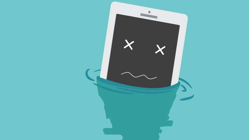 Khi điện thoại bị rớt xuống nước, bạn sẽ giải quyết thế nào?
