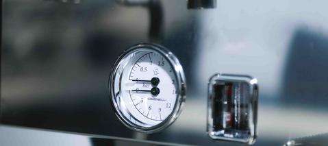 Đồng hồ hiển thị áp suất nước của máy 