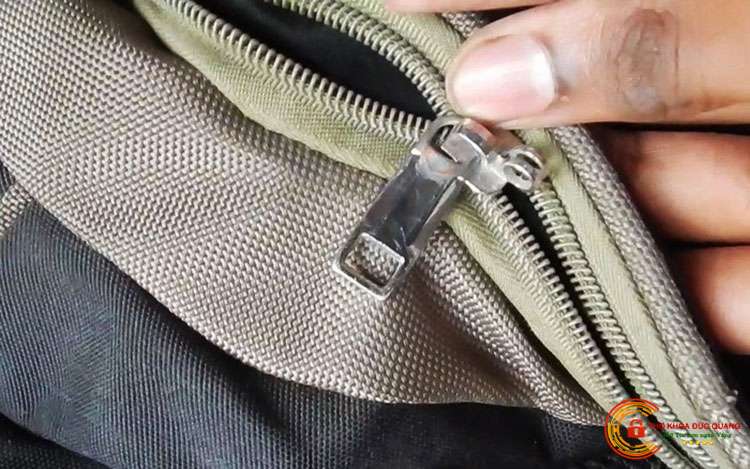 Cách sửa khóa kéo bị tuột cho túi xách, balo, quần áo cực dễ