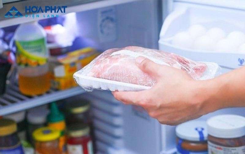 Rửa sạch, để ráo, chia thành từng phần nhỏ cho các bữa, bọc bằng túi hoặc hộp đựng thực phẩm trước khi cho vào bảo quản trong tủ lạnh.