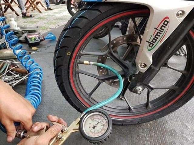 Bơm lốp xe máy bao nhiêu kg là đạt tiêu chuẩn?