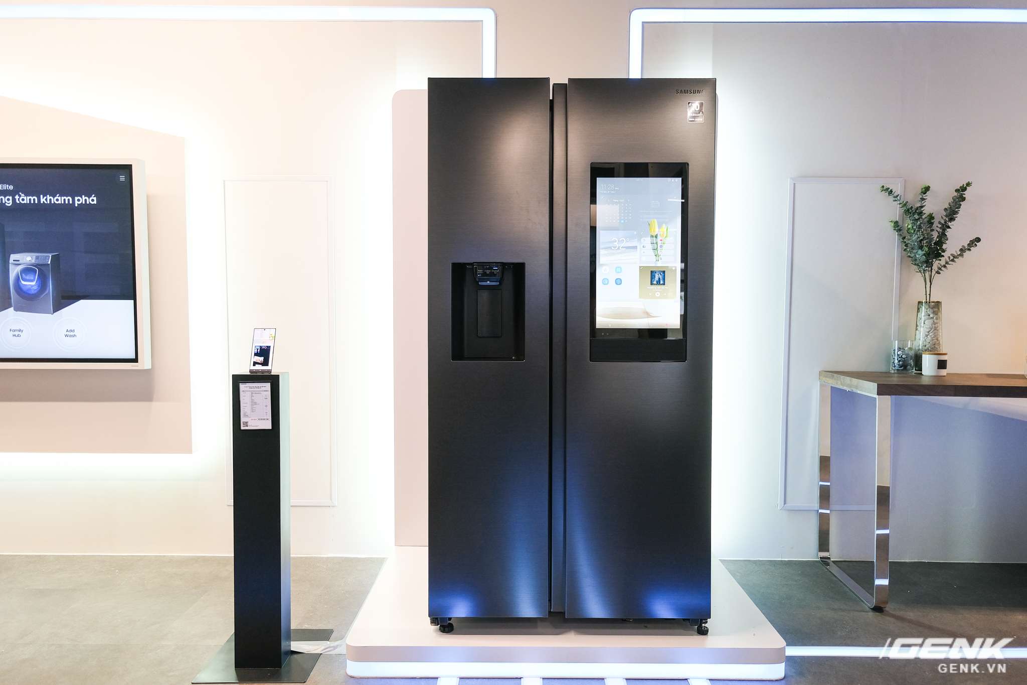 Samsung ra mắt tủ lạnh thông minh đầu tiên tại Việt Nam: lướt web, nghe nhạc, nhắn tin ngay trên cửa tủ, tự chụp ảnh mỗi lần đóng, giá gần 47 triệu - Ảnh 1.