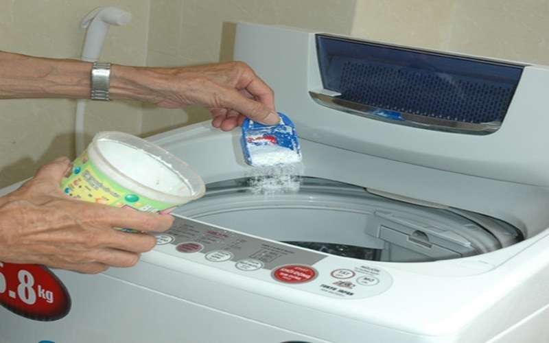 Thật sai lầm khi dùng bột giặt tay cho giặt máy