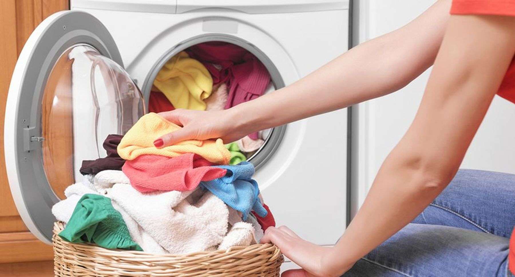 Quần áo sau khi giặt bị cứng đơ lại rất có thể là do bỏ quá nhiều xà phòng hoặc dùng sai loại xà phòng lúc giặt