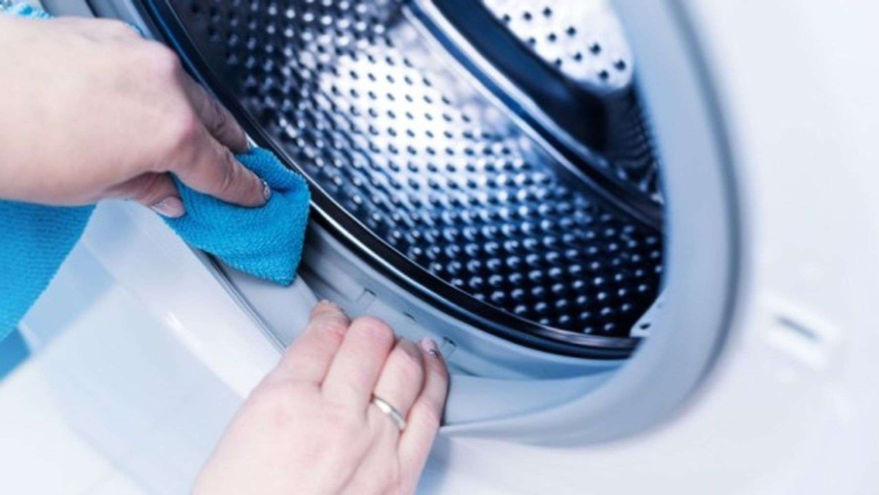 Để giữ cho máy giặt luôn sạch sẽ, bạn cần lưu ý vệ sinh sau khi giặt và mở nắp để máy luôn được thông thoáng