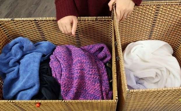 Phân loại quần áo màu và trắng để tránh bị lem màu vào nhau khi giặt tay | Nguyễn Kim