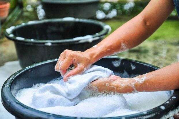 Giặt xả quần áo sạch vết bẩn bằng xà phòng bột giặt hoặc nước giặt trong chậu nước | Nguyễn Kim