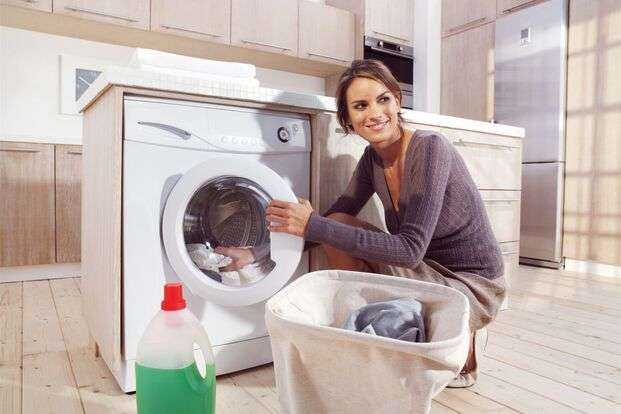 Giặt đồ bằng máy giặt sẽ tiết kiệm thời gian, công sức và sạch vết bẩn hiệu quả | Nguyễn Kim