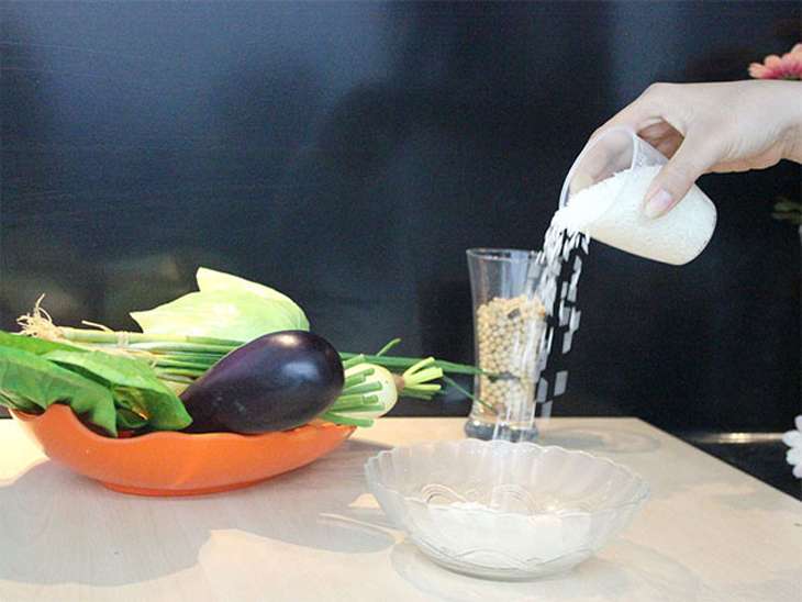 Dùng cốc đong lượng gạo cần thiết vào tô