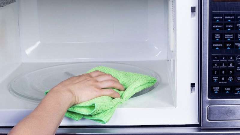 Dùng khăn ẩm vệ sinh lò ngay sau khi dùng sẽ giúp việc vệ sinh đơn giản hơn