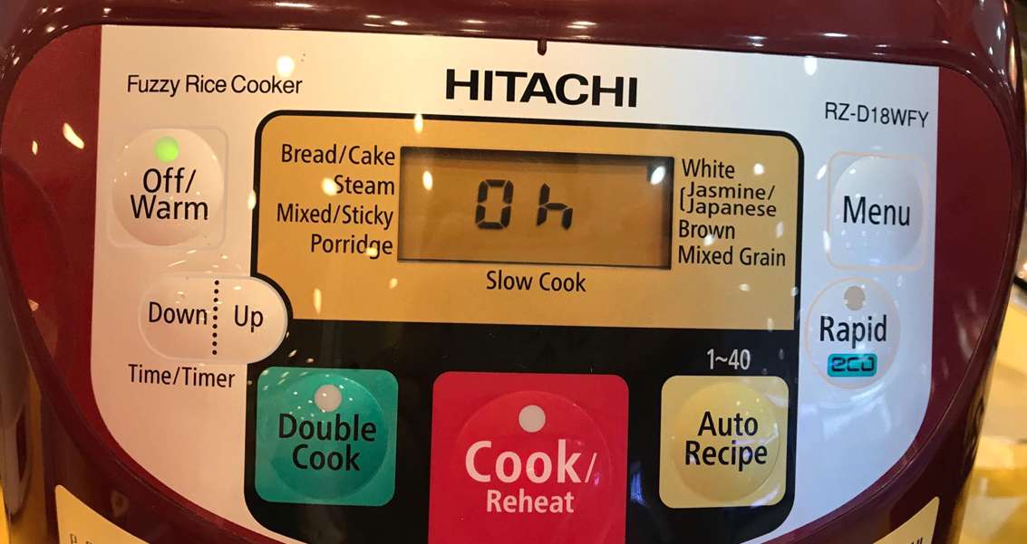 Màn hình hiển thị chế độ hâm nóng cơm của nồi cơm điện tử Hitachi 1.8 lít RZ-D18WFY (RE)
