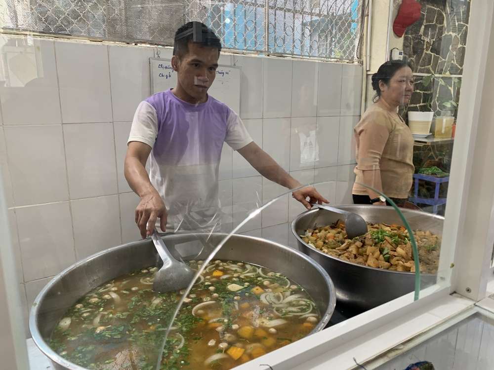 Cả ngàn người Sài Gòn ăn cơm chay miễn phí mỗi ngày bởi tình người rưng rưng - ảnh 6