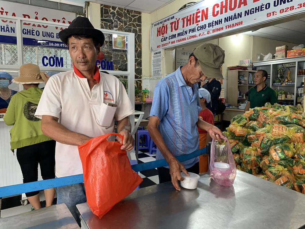 Cả ngàn người Sài Gòn ăn cơm chay miễn phí mỗi ngày bởi tình người rưng rưng - ảnh 7