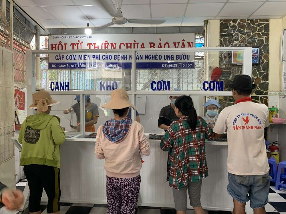 Cả ngàn người Sài Gòn ăn cơm chay miễn phí mỗi ngày bởi tình người rưng rưng - ảnh 4