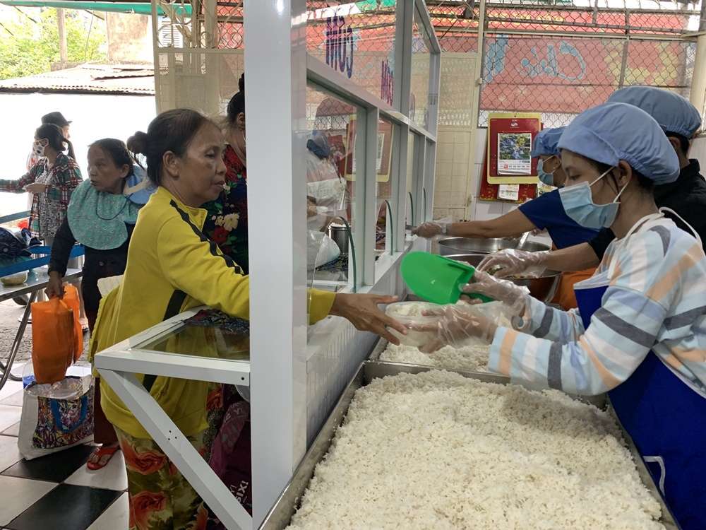 Cả ngàn người Sài Gòn ăn cơm chay miễn phí mỗi ngày bởi tình người rưng rưng - ảnh 5