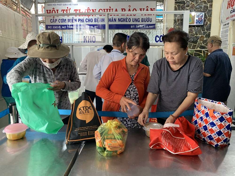 Cả ngàn người Sài Gòn ăn cơm chay miễn phí mỗi ngày bởi tình người rưng rưng - ảnh 1