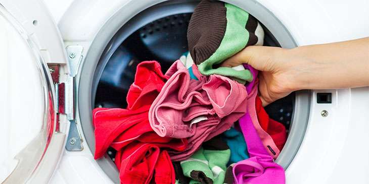Quần áo nên được phần loại và bỏ rời từng cái vào máy giặt 