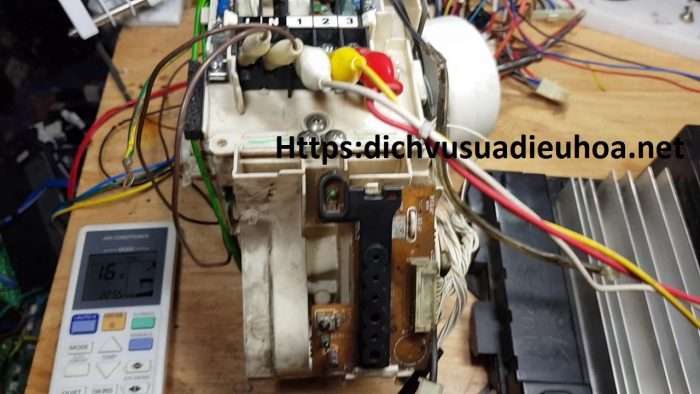 kiểm tra bo mạch cục nóng điều hòa Panasonic lỗi H11