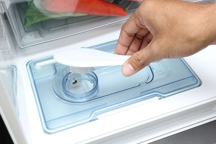 Kiểm tra ngăn chứa đá tủ lạnh