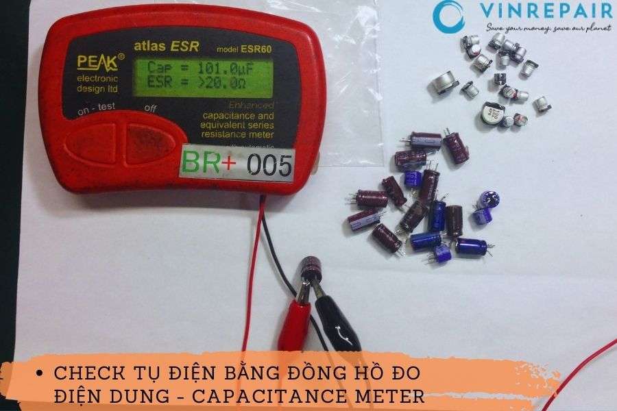 tụ điện trên bo mạch bằng đồng hồ đo điện dung