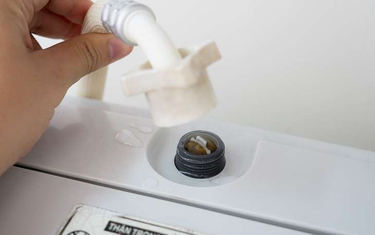 Máy giặt bị lỗi xả nước liên tục - Nguyên nhân và cách khắc phục