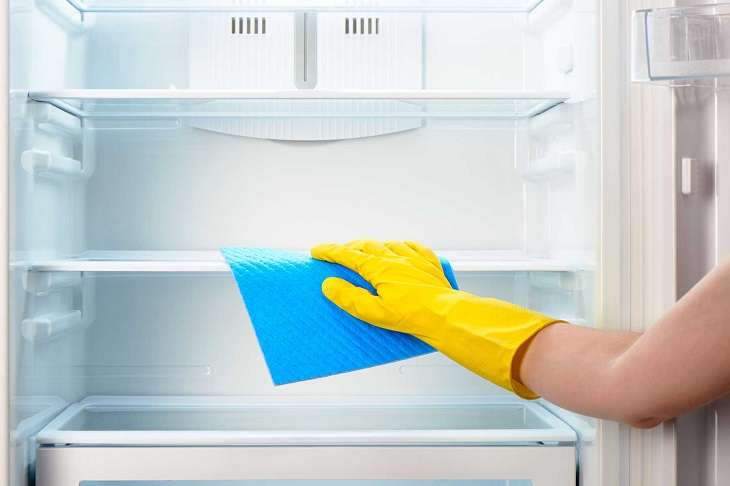 Dùng khăn mềm lau sạch nước trong tủ lạnh