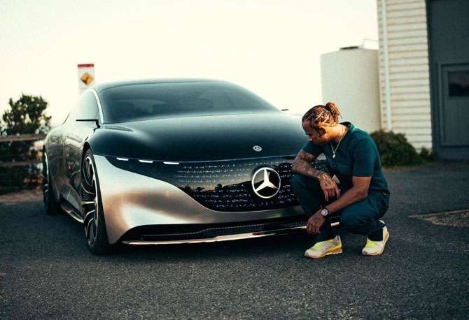 Hamilton bên chiếc Mercedes EQS 80.000 bảng thân thiện với môi trường. Ảnh: The Sun